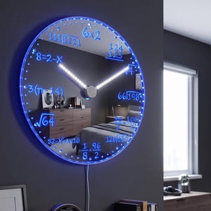 Könnte beinhalten: Eine runde Wanduhr mit verspiegelter Oberfläche und leuchtend blauem LED-Rand. Das Zifferblatt zeigt verschiedene mathematische Gleichungen in Blau sowie weiß beleuchtete Uhrzeiger. Ein weißes Stromkabel hängt an der Unterseite.