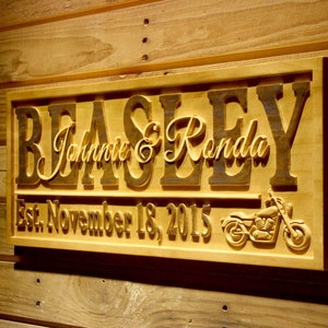 Może przedstawiać: Drewniany znak z tekstem "BEASLEY Johnnie & Ronda Est. November 18, 2015" i rzeźbionym obrazem motocykla.