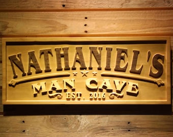 wpa0359 Nom personnalisé Homme CAVE An établie Hommes Cadeaux Anniversaire Bois Gravé Signe en bois