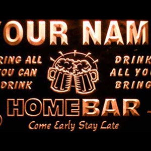 Könnte beinhalten: Ein schwarzes und oranges Neon-Schild mit dem Text "YOUR NAME" oben, gefolgt von "BRING ALL YOU CAN DRINK" links und "DRINK ALL YOU BRING" rechts. In der Mitte des Schildes befinden sich zwei klirrende Bierkrüge und darunter der Text "HOMEBAR". Der untere Teil des Schildes lautet "Come Early Stay Late".