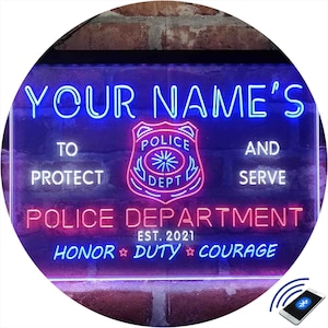 Puede incluir: Un letrero de neón azul y rosa con el texto "YOUR NAME'S TO PROTECT AND SERVE POLICE DEPARTMENT EST. 2021 HONOR DUTY COURAGE" y una placa de policía con el texto "POLICE DEPT".