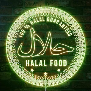 Könnte beinhalten: Ein grünes Neon-Schild mit einem komplizierten Design um den Rand. Das Schild zeigt "100% HALAL GARANTIE" und "HALAL FOOD" in weißer Schrift. Das arabische Wort für "Halal" wird ebenfalls in einer stilisierten Schriftart angezeigt.