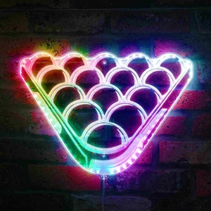 Könnte beinhalten: Ein regenbogenfarbenes LED-Licht in Form eines Waffelhörnchens mit einem Muster aus Kreisen im Inneren. Das Licht ist an einer Backsteinwand montiert.