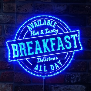 以下が含まれることがあります： 「Available Hot & Tasty Breakfast Delicious All Day」と白文字で書かれた青いネオンサイン。