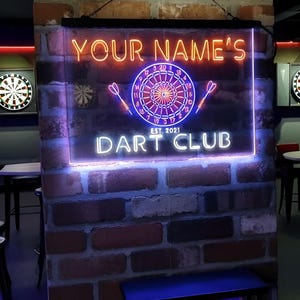 Enseigne lumineuse au néon LED tricolore personnalisée Dart Club Home Bar, une décoration artistique unique gravée en 3D | Personnaliser Nom Date Texte Homme des cavernes st9-ts1-tm