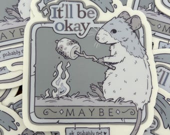 Może przedstawiać: Naklejka z kreskówkowym szczurem piekącym piankę nad ogniskiem. Tekst na naklejce brzmi "It'll be okay" i "Maybe", z "ok probably not" poniżej. Projekt jest w odcieniach szarości i bieli.
