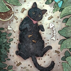 Puede incluir: Un gato negro con una pajarita rosa yace sobre una superficie marr&oacute;n rodeado de hojas verdes. El gato est&aacute; rodeado de comida para gatos y juguetes esparcidos, incluyendo un juguete con forma de pez y un juguete con forma de hueso.