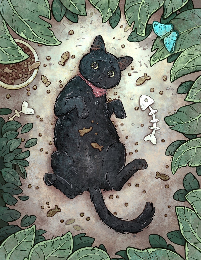 Puede incluir: Un gato negro con una pajarita rosa yace sobre una superficie marr&oacute;n rodeado de hojas verdes. El gato est&aacute; rodeado de comida para gatos y juguetes esparcidos, incluyendo un juguete con forma de pez y un juguete con forma de hueso.