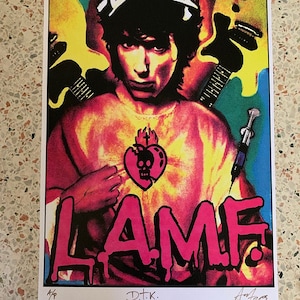 Puede incluir: Una impresión psicodélica colorida de una persona con una calavera y un corazón en el pecho. La persona lleva una camisa amarilla y tiene una guitarra detrás. El texto "L.A.M.F." está escrito en letras rosas en la parte inferior de la impresión.