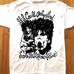 Pode incluir: Camiseta branca com uma estampa gráfica em preto e branco de duas pessoas. O texto "If I Could Only Find Some New Kind of Kick" está impresso na camiseta.