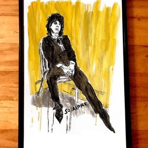 Peut inclure: Dessin à l'encre noire et blanche d'une personne assise sur une chaise sur un fond jaune. La personne porte un costume et a les jambes croisées. Le dessin est intitulé "So Alone."