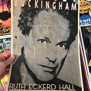 Puede incluir: Un cartel de concierto vintage para Lindsey Buckingham, músico, actuando en el Ruth Eckerd Hall en Clearwater, Florida, el lunes 21 de septiembre a las 8 pm.