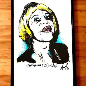 Op de afbeelding: Een zwart-witte illustratie van een vrouw met blond haar, die een zwart jack en een ketting draagt. De vrouw glimlacht en heeft gouden tanden. De illustratie is gesigneerd met "Genesis P-Orridge" en "Atoo".