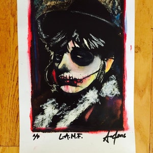 Puede incluir: Una ilustración en blanco y negro de una persona con una cara de calavera que lleva un sombrero negro y un cuello de piel blanca. La obra está firmada "L.A.M.F." y "Arcane".