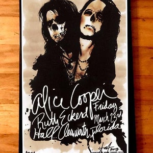 Peut inclure: Affiche en noir et blanc représentant un portrait d'Alice Cooper avec le texte "Alice Cooper Ruth Eckerd Friday March 23rd Hall Clearwater Florida" et "Ap#1 2018 POSTER BY ADAM TURKEL 2016".
