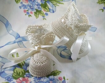 Baby Girl Victorian Style Antique White Baby Booties with Antique White Satin Ribbon Ties 0-3 Months Handmade Crochet 100% Cotton Thread