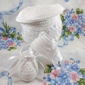 Boy&#39;s Scally Cap and Lace Up Baby Shoes Set White Thread Crochet White Satin Ribbon 0-3 Months Easter Baby Shower Photo Prop