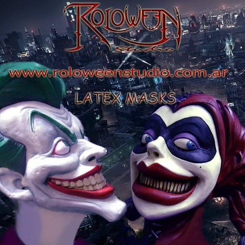 May include: A close-up of two latex masks, one green and purple Joker mask and one red and purple Harley Quinn mask. The masks are set against a backdrop of a city skyline at night. The text "LATEX MASKS" is visible in the image. The website address "www.roloweenstudio.com.ar" is also visible.