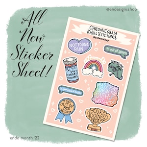 Peut inclure: Une planche d'autocollants avec divers motifs et textes, dont "NOT TODAY PAIN", un flacon de pilules, un arc-en-ciel et un coussin chauffant. La feuille pr&eacute;sente &eacute;galement le texte "All New Sticker Sheet!" et "endo month '22."
