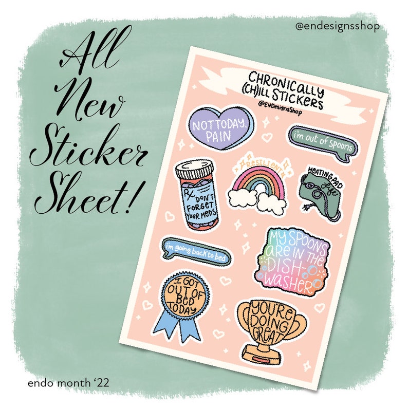 Peut inclure: Une planche d'autocollants avec divers motifs et textes, dont "NOT TODAY PAIN", un flacon de pilules, un arc-en-ciel et un coussin chauffant. La feuille pr&eacute;sente &eacute;galement le texte "All New Sticker Sheet!" et "endo month '22."