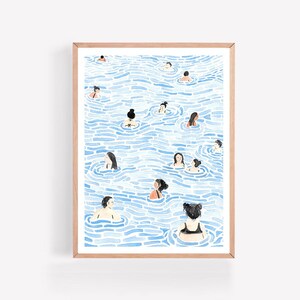 Op de afbeelding: Een aquarel illustratie van een groep mensen die zwemmen in een blauwe watermassa. Het water is afgebeeld met een patroon van blauwe lijnen.