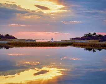 Una fotografía de un colorido amanecer reflejado sobre el faro Ledge en New London, Connecticut.