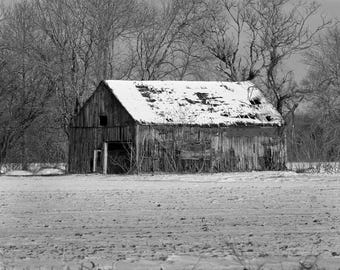 Granero de invierno en blanco y negro, Hadley, MA