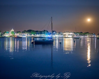 Luna llena de fresa saliendo sobre Watch Hill, Westerly, Rhode Island