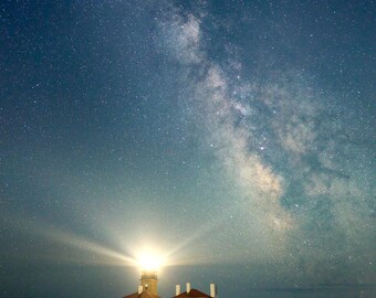 Fotografía de la Vía Láctea elevándose sobre el faro Beavertail en Jamestown, Rhode Island.