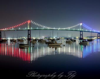 Impresionante fotografía de las luces de verano del puente de Newport, Jamestown, Rhode Island.