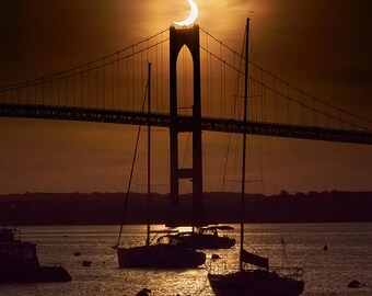 Eclipse de fuego anular de 2021 sobre el puente de Newport, fotografiado desde Jamestown, Rhode Island.