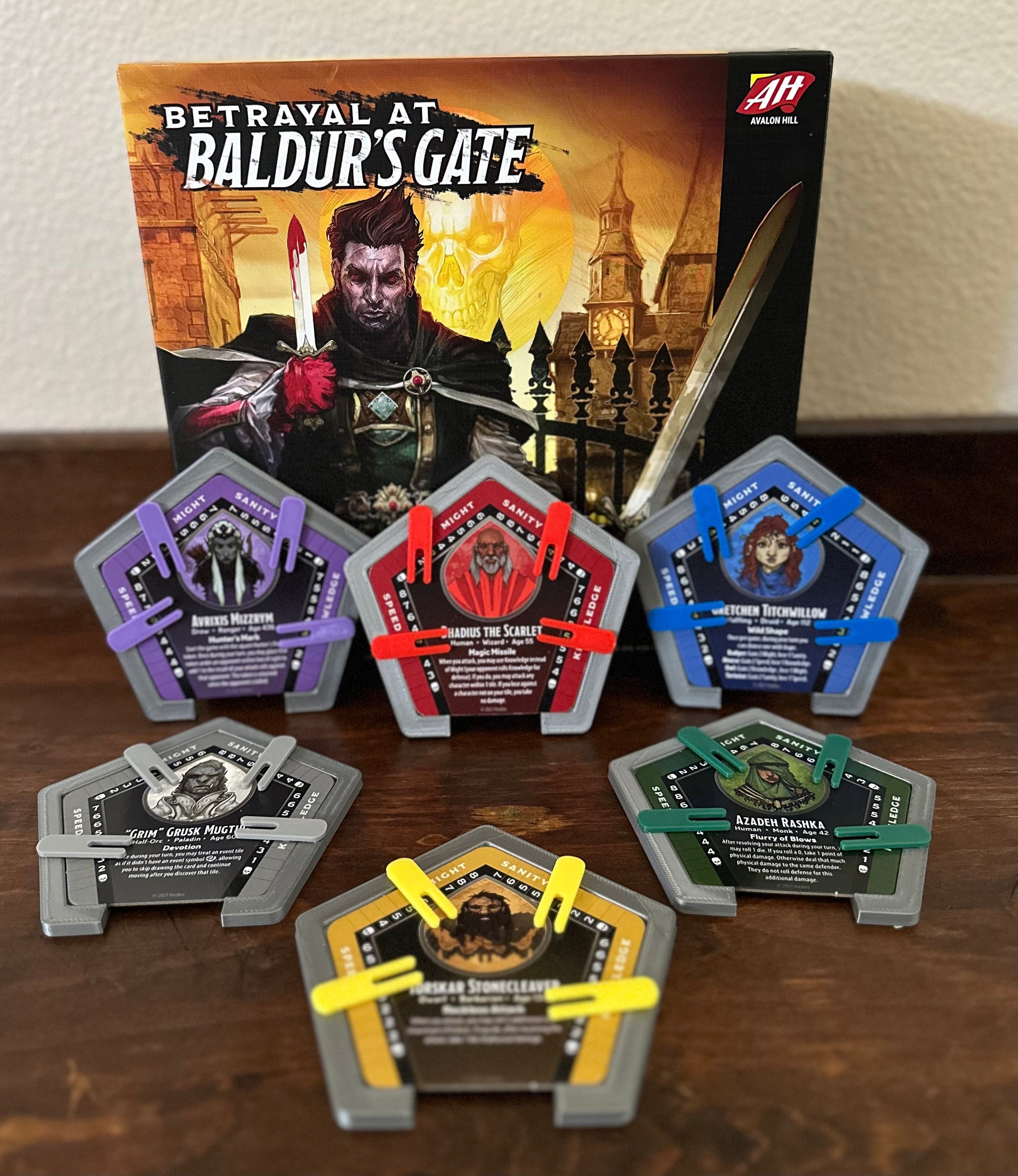 アバロンヒルスクービードゥー ミステリーマンションの裏切り| スクービードゥー + 屋上の裏切りボードゲーム | 対象年齢8歳以上 ブラック スクービー・ドゥー! ボードゲーム | ミステリーゲーム | ヒットTVシリーズに基づく戦略ゲーム | 大人と子供のための協力ファミリーゲーム |  対象年齢10歳以上 | 1~5人プレーヤー| 平均プレイ時間30分 | CMON製