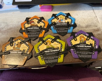 アバロンヒルスクービードゥー ミステリーマンションの裏切り| スクービードゥー + 屋上の裏切りボードゲーム | 対象年齢8歳以上 ブラック スクービー・ドゥー! ボードゲーム | ミステリーゲーム | ヒットTVシリーズに基づく戦略ゲーム | 大人と子供のための協力ファミリーゲーム |  対象年齢10歳以上 | 1~5人プレーヤー| 平均プレイ時間30分 | CMON製