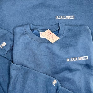 Sudadera con corazón con inicial bordada personalizada de Comfort Colors, camiseta para pareja, inicial en la manga, aniversario de pareja, día de San Valentín, regalo de Navidad