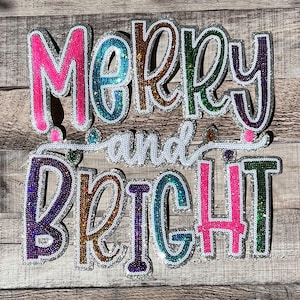Op de afbeelding: Een glinsterende, kleurrijke, paillettenpatch met de woorden "Merry and Bright" in een feestelijk lettertype.