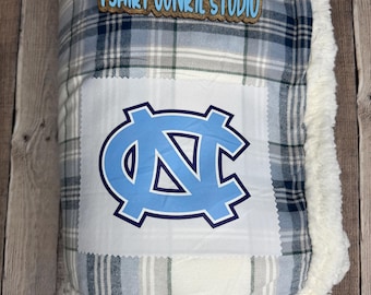 Manta personalizada para cualquier universidad, mantas personalizadas de cuadros y forro polar Sherpa. Se pueden personalizar. Manta personalizada de sherpa para la universidad o la escuela.