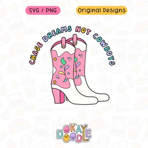 Puede incluir: Botas vaqueras rosas y blancas con bordados florales. Las botas están sobre un fondo blanco con el texto "Chase Dreams Not Cowboys" en un esquema de colores arcoíris.