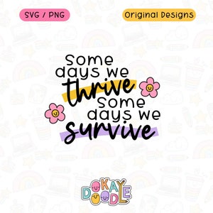 以下が含まれることがあります： 白い背景に、黒い文字で「Some days we thrive some days we survive」と書かれています。ピンクの花が2つあり、黄色い中心と笑顔が描かれています。テキストは手書きのフォントで書かれています。テキストは黄色と紫のストライプで囲まれています。
