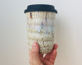 Taza de viaje Twisty con tapa de silicona, taza de café de viaje con tapa, tapa de silicona reutilizable, taza de viaje de cerámica, hecha a mano, cerámica delantera