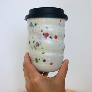 Taza de viaje Twisty con tapa de silicona, taza de café de viaje con tapa, tapa de silicona reutilizable, taza de viaje de cerámica, hecha a mano, Forward Pottery