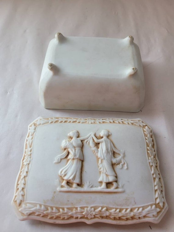 Vintage Wedgwood Off White Jewelry Box - image 7