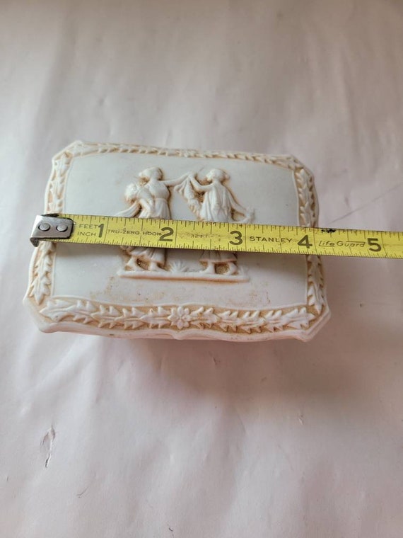 Vintage Wedgwood Off White Jewelry Box - image 8