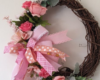 Corona de vid de primavera de melocotón y rosa