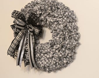 Corona navideña de tela a cuadros en blanco y negro