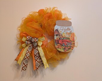 Corona de malla con el mensaje Hola otoño