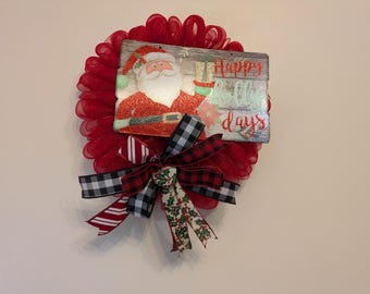 Corona navideña con felices fiestas