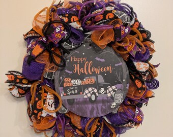 Calabazas de Halloween en un camión negro