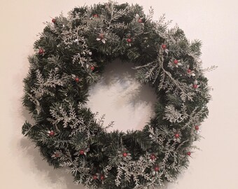 Corona de pino navideña brillante