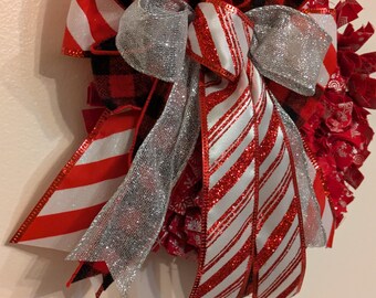 La mini corona navideña con patrón de copos de nieve es perfecta para espacios pequeños.