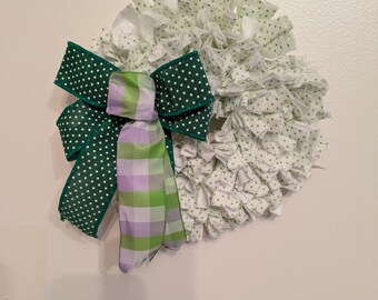 Las mini coronas de lunares verdes son perfectas para la decoración diaria o como un adorno sencillo para Navidad. Las coronas pequeñas son perfectas para espacios pequeños